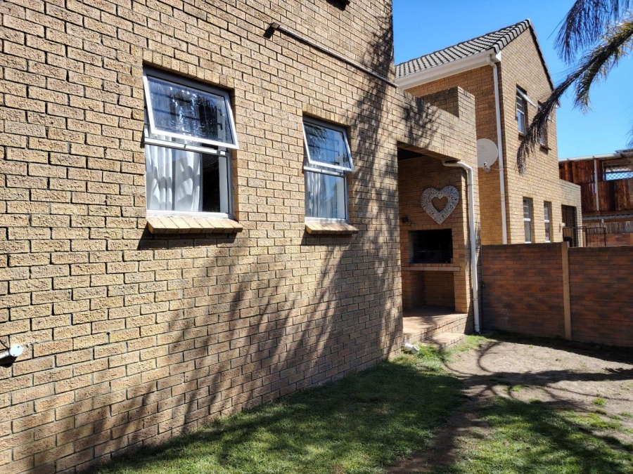 To Let 2 Bedroom Property for Rent in Uitzicht Western Cape